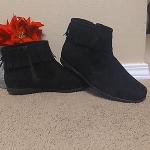 NWOT Black bootie size 12 w suede